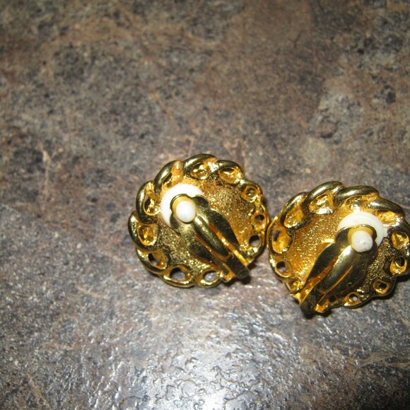 Vintage Carolee Pearl Gold Clip Earrings. - Picture 2 of 4